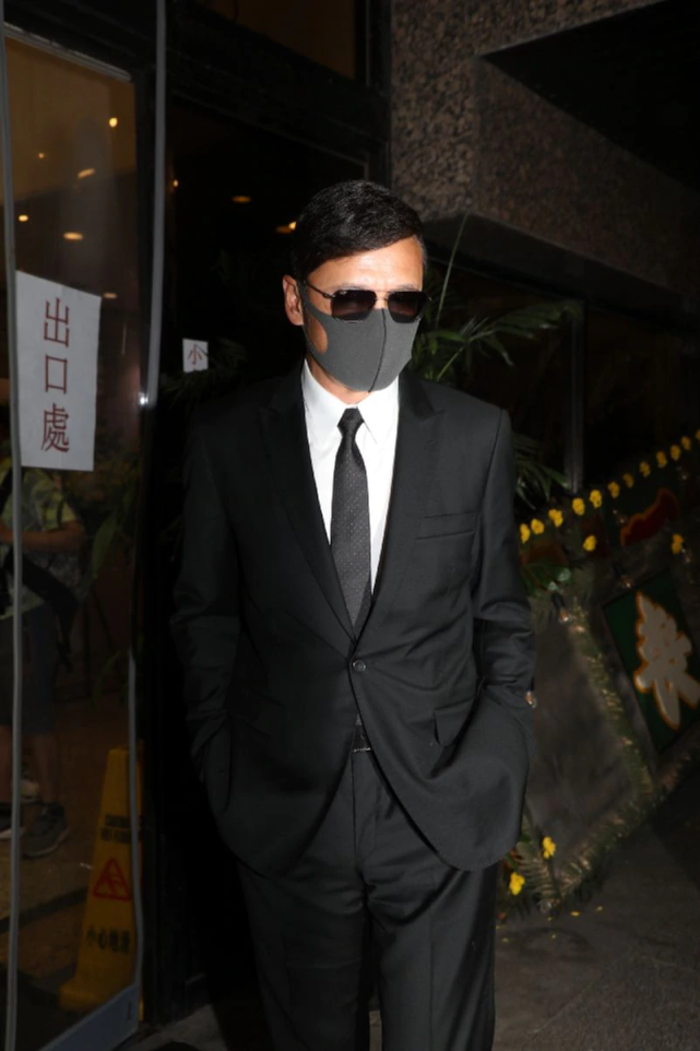 黄日华太太梁洁华出殡,曾志伟胡枫等现身致哀,苗侨伟获赞有情有义