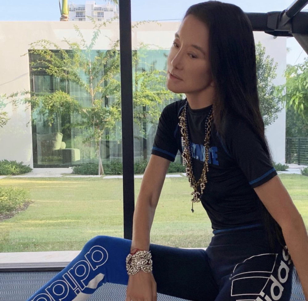 71岁华裔设计师王薇薇似少女巴黎新照长发飘逸纱裙美腿状态好到爆
