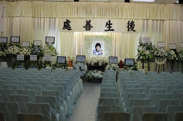 享年59岁,17天后6月13日在红磡世界殡仪馆举行追悼会,这也是梁洁华