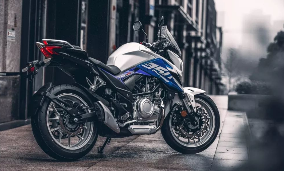 外观原创度还是不错的力帆kp350作为力帆旗下的首款双缸街车,外观设计