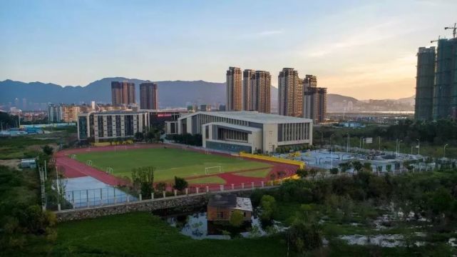 在中招生源不占优势的情况下八中在2019年高考中培养的徐皓璟同学位