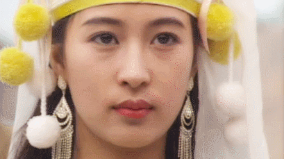 1992年电视剧《大地飞鹰》中,一人分饰两角,异域姐妹花水银和波娃.