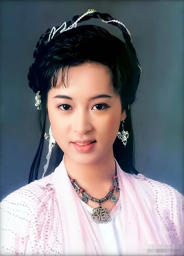 1988年黎美嫻在電視劇《絕代雙驕》中飾演鐵心蘭,眉眼間盡是溫柔與