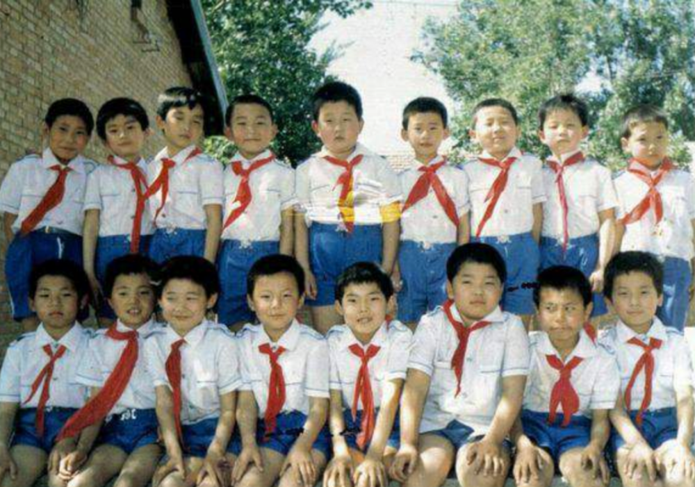 上世纪九十年代,广州有95%以上的小学男生穿只到大腿中部的短裤校服