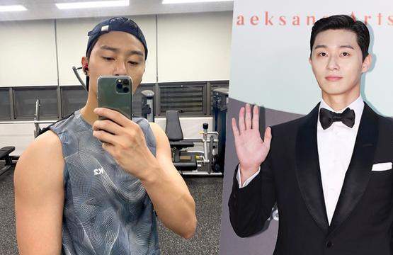 近日演员朴叙俊在个人社交上公开了一张健身自拍,留言