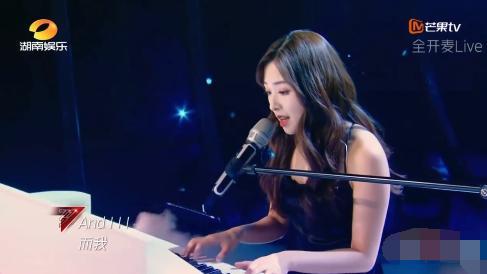 张含韵初舞台露性感美背否认和郭麒麟恋爱差那么多岁