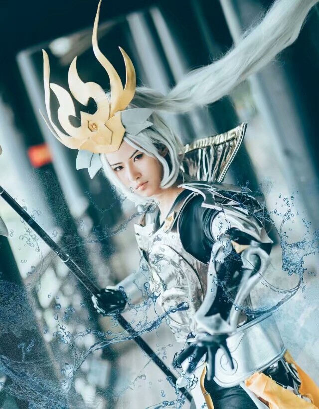 王者cos:小姐姐扮演韩信白龙吟,这眼神太犀利了!