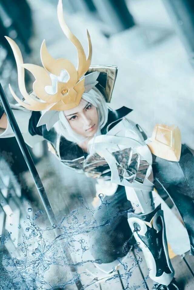 王者cos:小姐姐扮演韩信白龙吟,这眼神太犀利了!