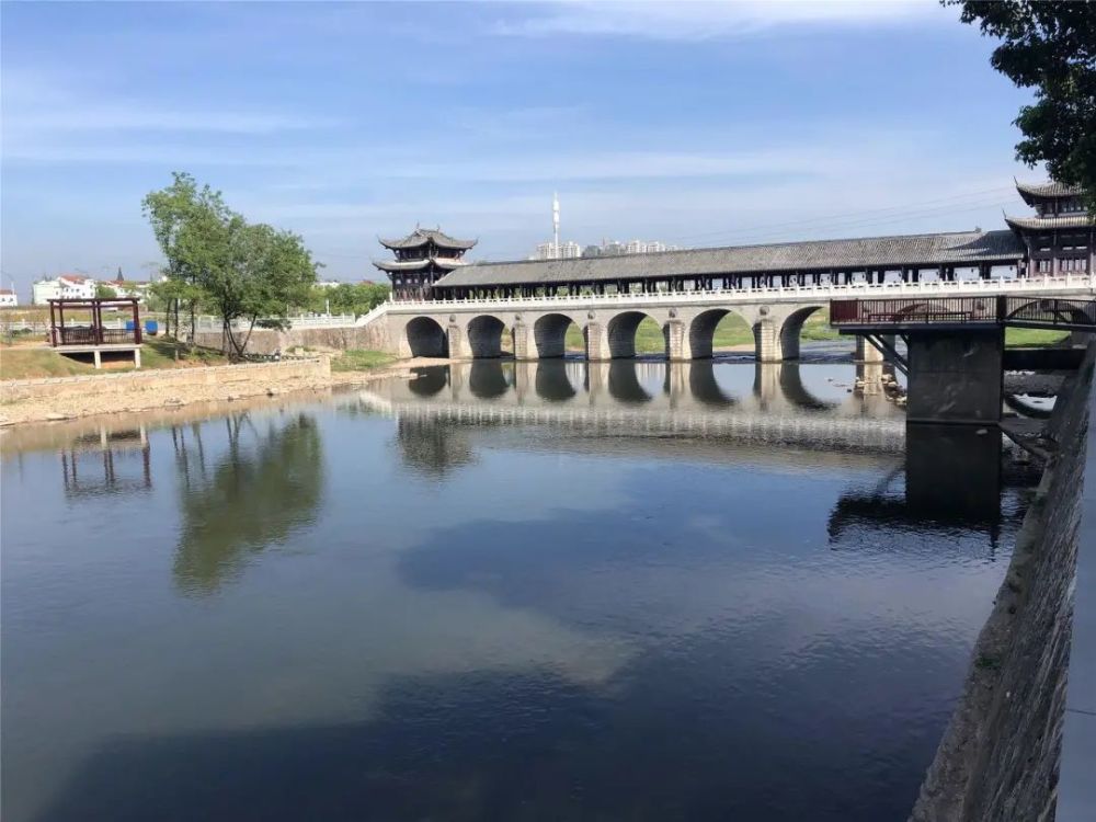 白沙溪水悠悠,缓缓流过白龙桥.