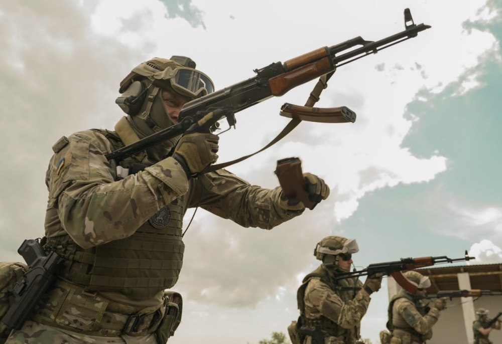 按照西方标准进行乌克兰边防特勤队展开近距离作战看上去很酷