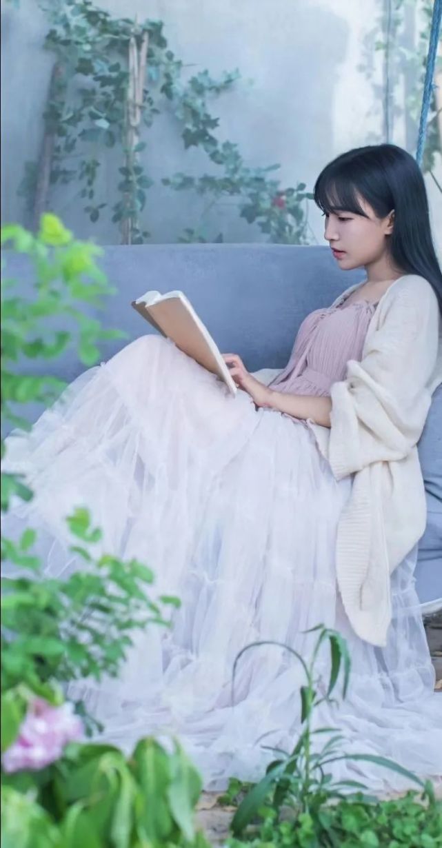 李子柒身披轻纱薄缦笼罩其中,水袖丹衣,醉人惊梦,穿衣越要清冽和煦.