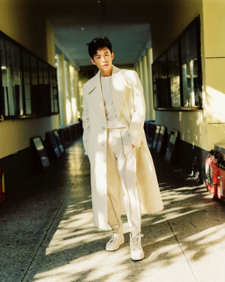 他是《亲爱的热爱的》里的阳光男孩米邵飞,也是戏外的追梦人