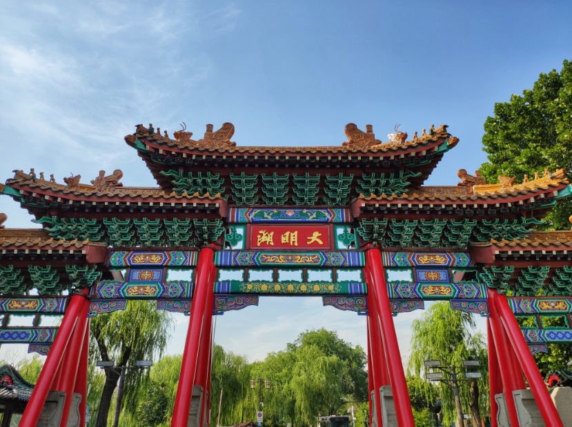 1953年由文庙移来,牌坊上"大明湖"三个镏金大字由清代著名书法家