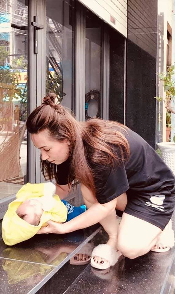 据悉,这名混血女歌手名为phi nhung,母亲是美国人,父亲则是越南人.