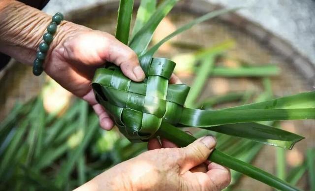 果实是网红果叶子包粽子却是一绝如今会这门手艺的人却很少了