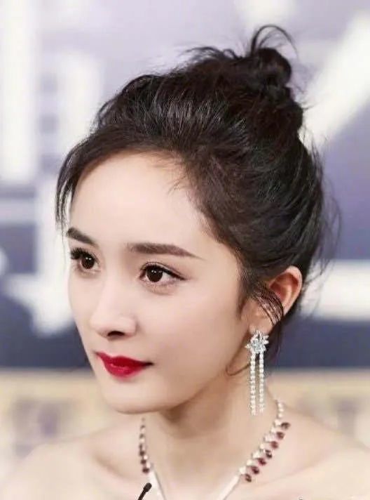 夏天必备丸子头发型,要会"一高一少三松"这3点,才减龄又清爽