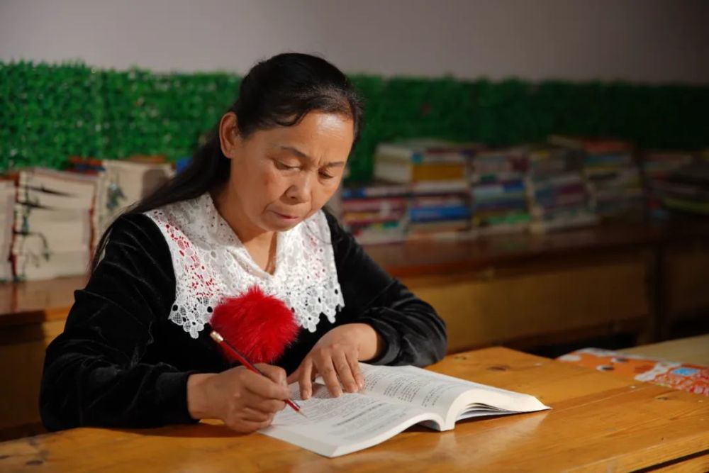 当母亲知道她被分配到高寒贫困山区时哭了,"一个残疾人,还是姑娘家