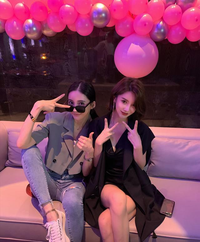 潘南奎晒出闺蜜合照谁注意到遮肩这一细节对待朋友可真好