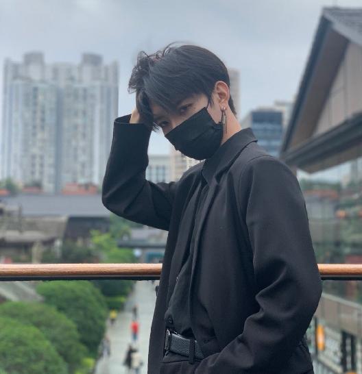 七鹤大人要带新人了放出帅气照片后又一男生入镜这身材我可以