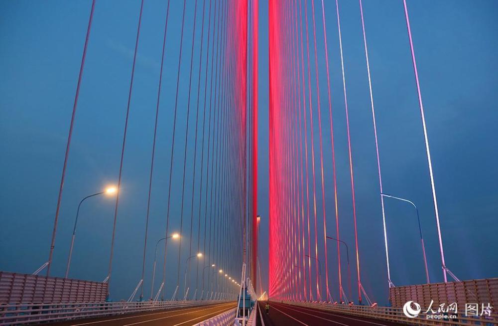 沪苏通大桥夜景图片