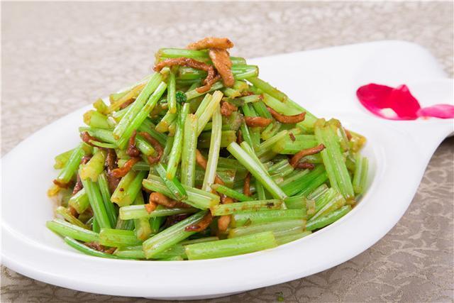 1,山芹炒肉丝不能直接下锅炒,也不能直接焯水,应当先把料头炒香,然后