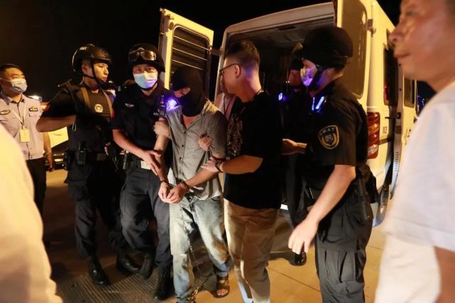 然而,当民警付永鹏用英山方言问他:"你是熊超吗?