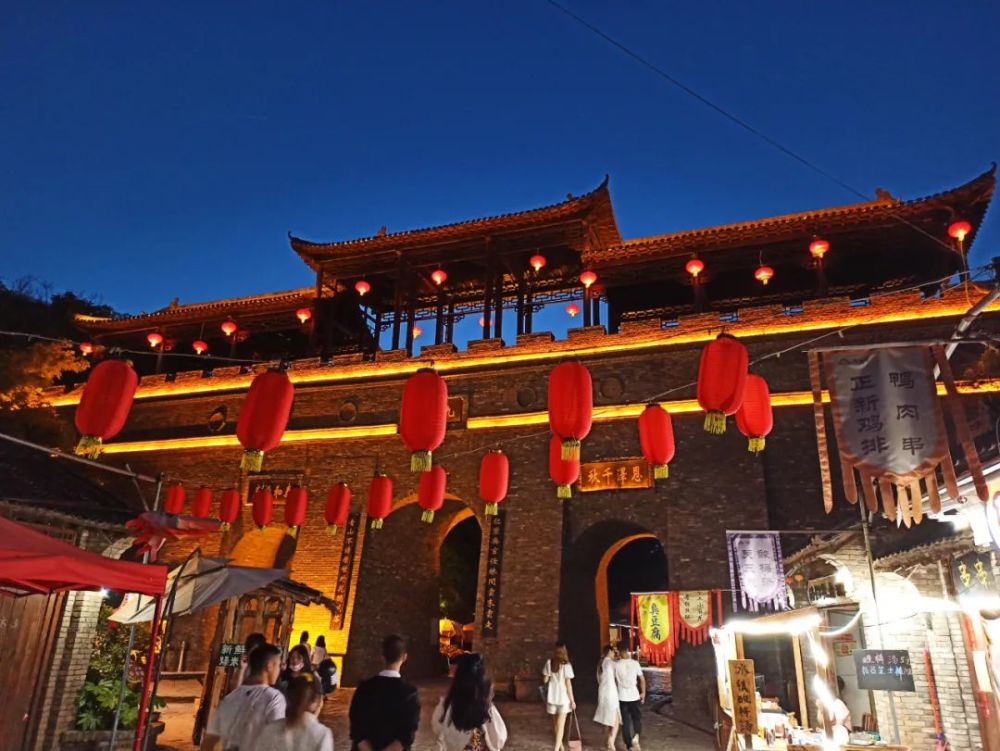 安乐寨夜景知青广场梦幻小镇夜晚来倒盏村,丰富的夜生活等着你,游玩