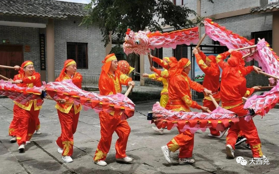 【围观】西充非遗板凳龙进乡村,一场传承经典引了众多村民