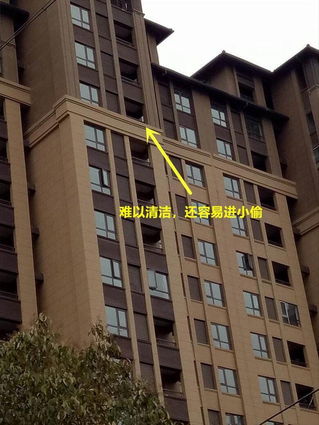 不该心急买了这23层腰线层,1米高阳台墙也不敢拆,新房像小黑屋