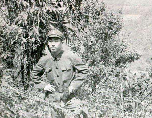 对越自卫反击战中,他只身一人毙敌56人,被授予"孤胆英雄"