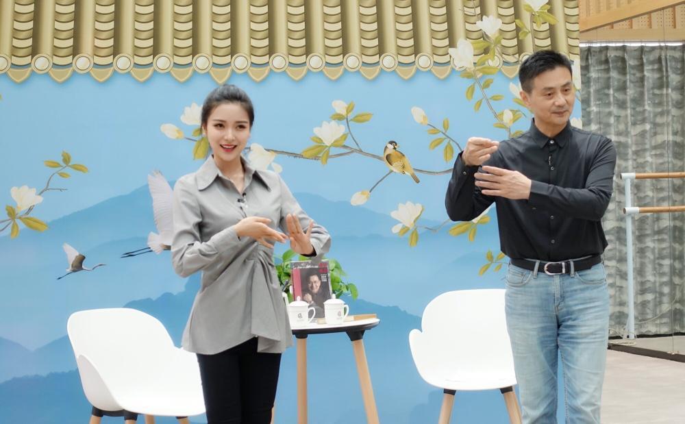 梁伟平与顾芯瑜演绎《白蛇传》选段当天,上海淮剧团首次尝试在直播中