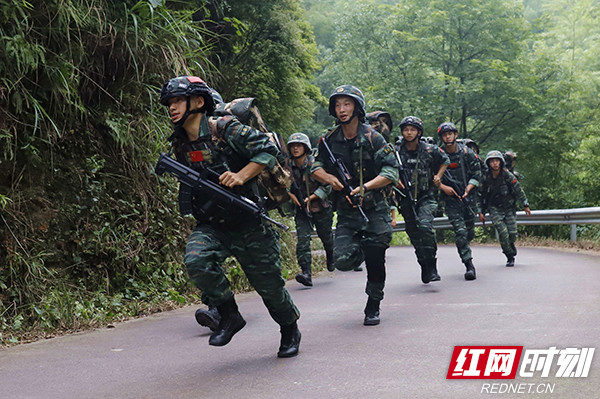 常德尖刀淬火武警特战队员重装开训