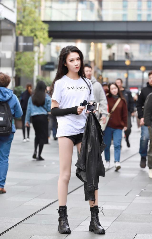 谁说夏日不能穿靴子 看时尚达人夏日短靴风 集帅气和优雅于一身 腾讯新闻