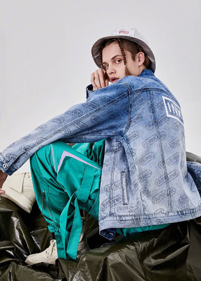 "杜蕾斯"进军时尚圈,衣服好看却没人敢买,网友:不敢穿啊!