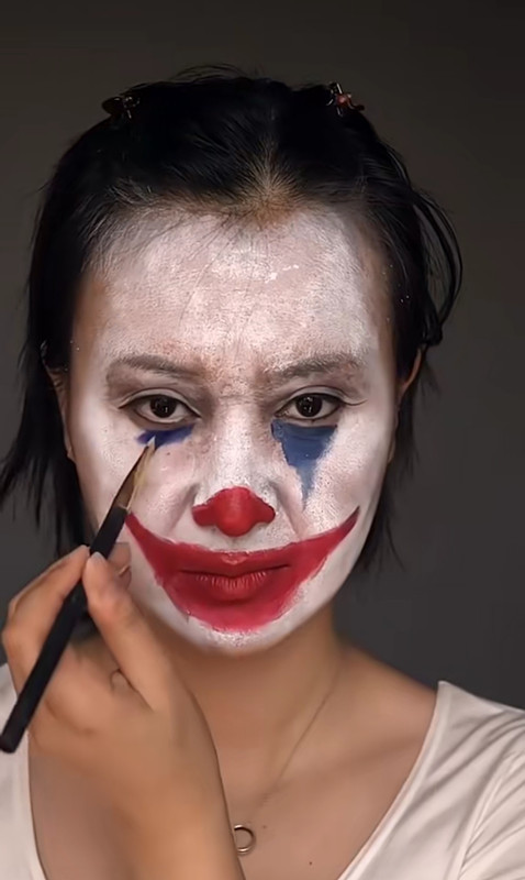 女生仿妆"小丑",第一眼以为往脸上涂面粉了,最后:观众分得清吗