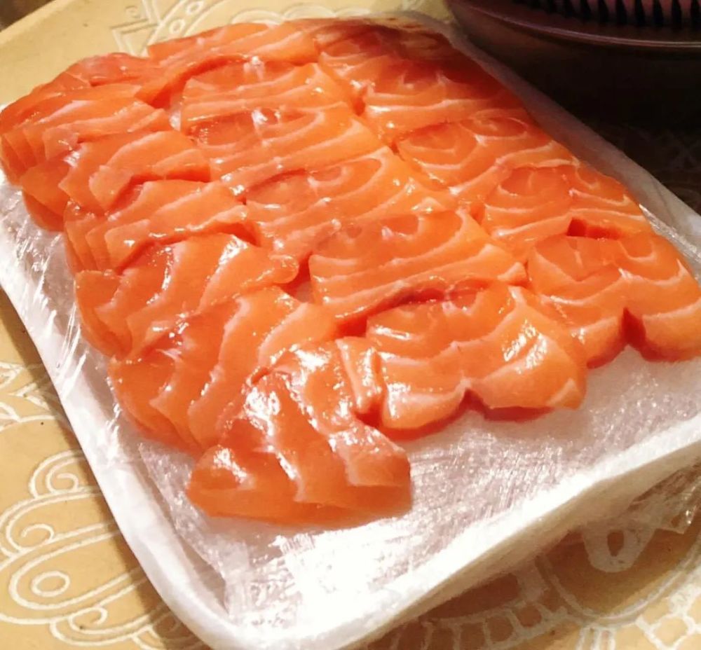 三文鱼沦陷南宁部分市场仍在售到底还能不能愉快地吃三文鱼一起看