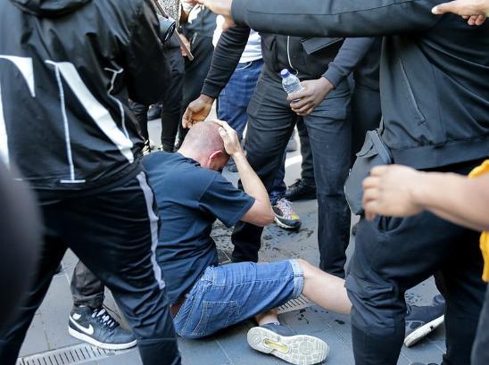 真心英雄:英国极右翼抗议者遭暴力殴打,黑人私教扛着他"穿越火线"