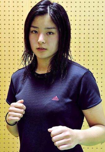 伊藤沙月从小就喜欢运动,在体育方面有惊人的天赋,在高中的时候还是校