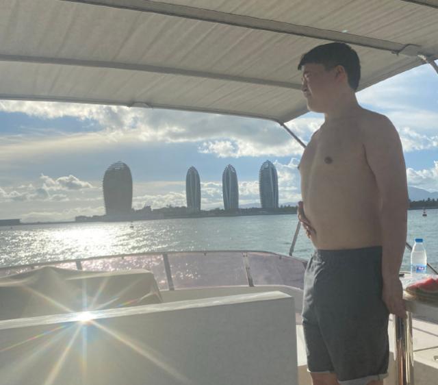 Uzi退役后去三亚旅游，那么谁会是RNG的新ADC来接任Uzi呢