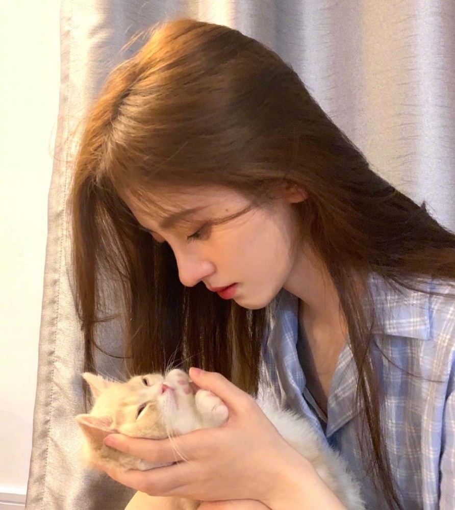 鞠婧祎晒猫咪合影照,抱着小猫的她好暖心,颜值高的太让人羡慕