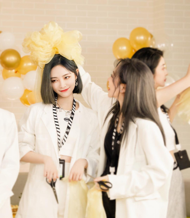 the9成团首次合体营业,全员白色造型亮相,刘雨昕稳站c位!
