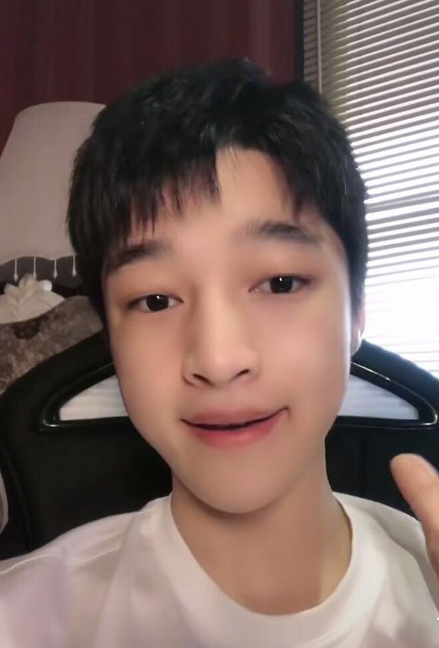 直男仰拍角度脸小如初,最抢镜的是心形鼻孔|少东