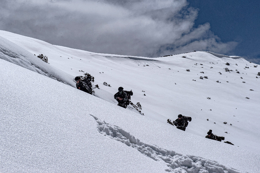 缺氧雪山上含氧量约内地的百分之三十部分地方雪深已到腰部官兵越往上