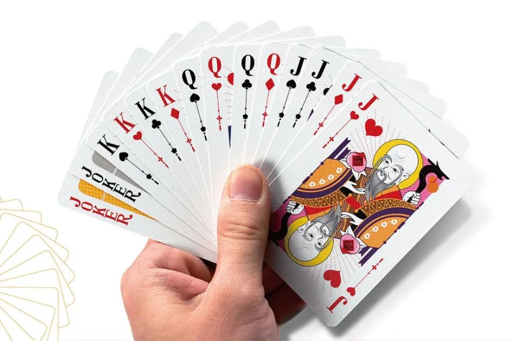 寿星,财星三个吉祥元素,造型上与传统扑克花牌做法保持一致;王牌选取