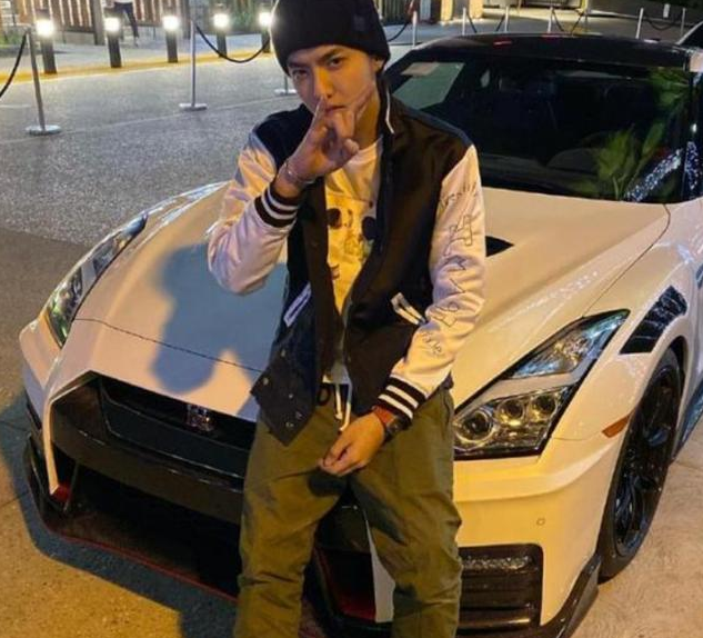 吴亦凡网上晒豪车,周杰伦的评论很扎心,网友:太打脸了_腾讯新闻