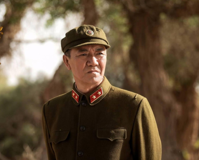 李云龙的扮演者李幼斌在现实中也是少将?教你一招辨别真假军人!