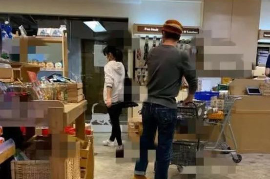 郑秀文|郑秀文许志安“安心事件”后再合体，电梯同框夫唱妇随超低调
