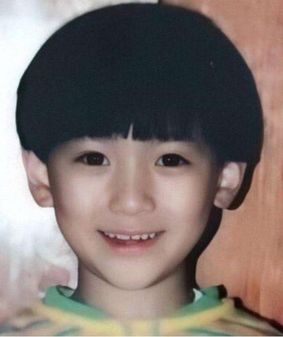 看到朱一龙的童年照片,真是好看的人从小就是好看,特别是他留的这种