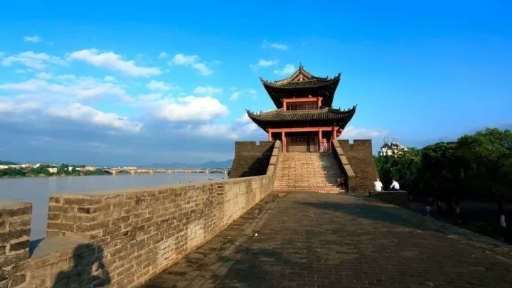 江西省第二大城市，被誉为“江南宋城”，还是“稀土王国”