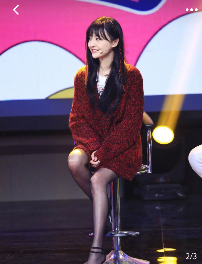 这是郑爽唯一一次穿"透光袜",配上黑色高跟鞋后,腿型美爆了